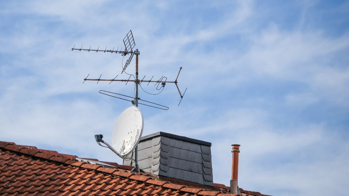 Satellite vs. Terrestrial Internet: Who Wins the Connectivity Race?