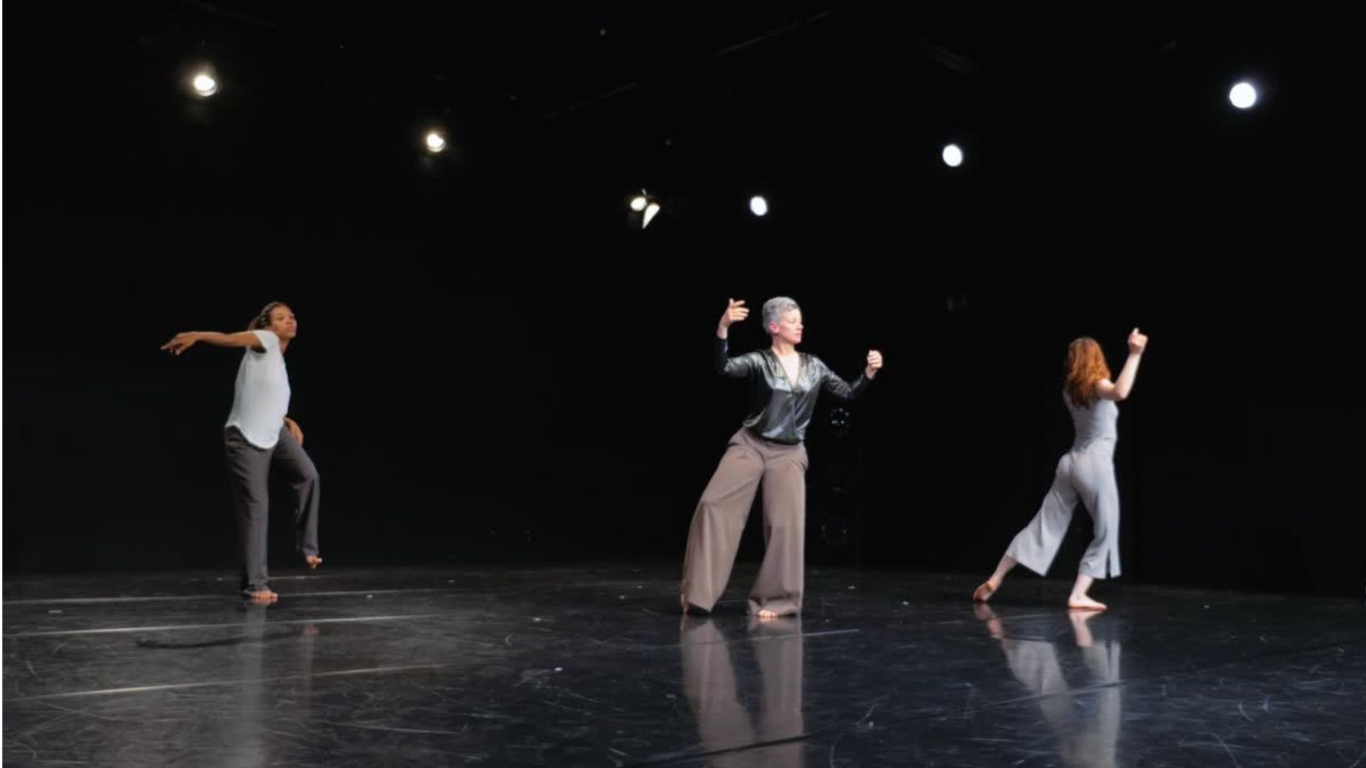 Digital Stages: The Impact of Internet Connection on Theatre Actors